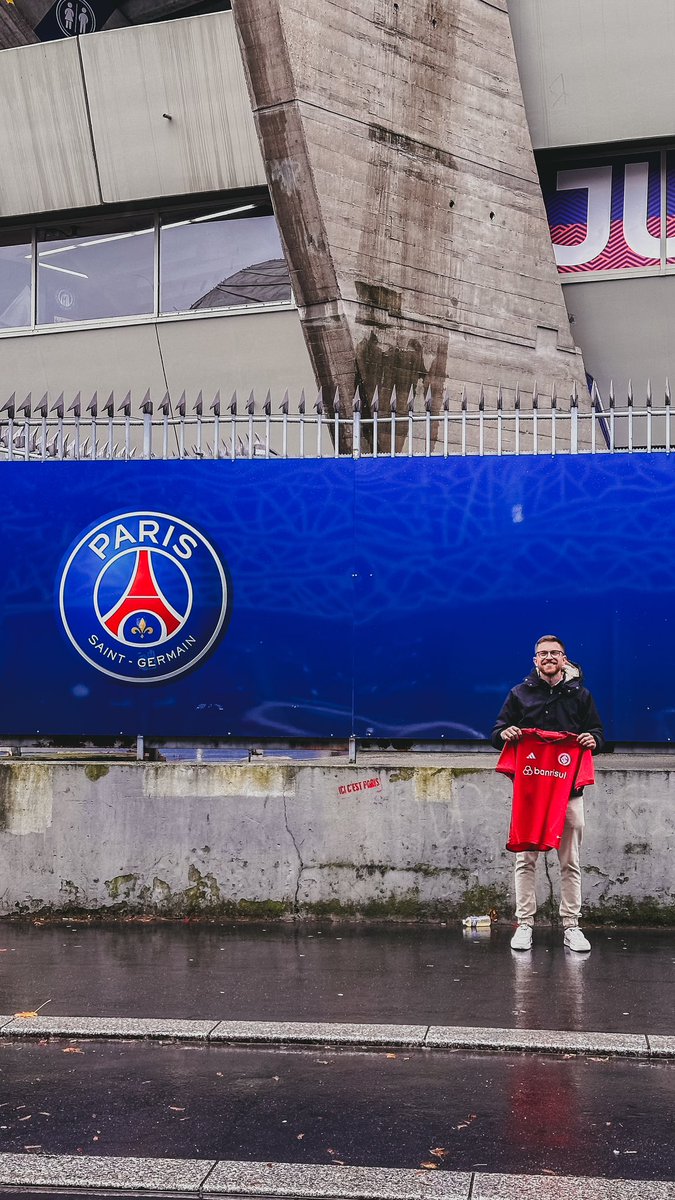 zanella_rafa's tweet photo. Sócio em Dia #NadaVaiNosSeparar e levei o manto sagrado pra Paris!! Posta us guris aí @OMundo_Colorado #mundocolorado #InterPeloMundo @SCInternacional ❤️🇦🇹🇫🇷@leoiparraguirre https://t.co/0r5mB84NFU