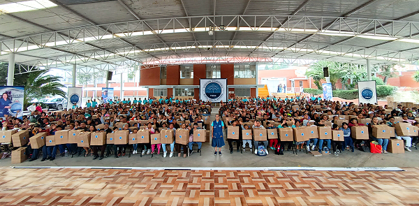FIMLM's tweet photo. 🇲🇽¡Brindamos abrigo en época de frío en Coyotepec, Estado de México! 🌟 Gracias a la generosidad de @UnitecAtizapan  y las empresas @estafeta , @JAFRACosmetics y @penguinlibrosmx, beneficiamos a 700 personas en situación de pobreza.
👉Leer mas: https://t.co/AyHtVwGCYR https://t.co/A41g3DbXqF