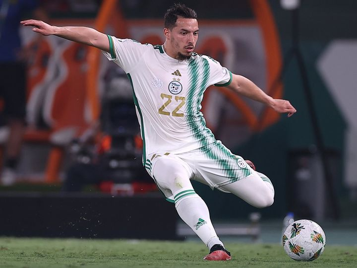 vivalalgerie7's tweet photo. 🎙#إسماعيل_بن_ناصر عبر إنستغرام: 
"إلى الشعب الجزائري:
●يؤسفني بشدة ليس لدي كلمات قوية بما يكفي لوصف خيبة أملي بعد هذه الخيبة الجديدة.

●قرأت كل رسائل الدعم، وقد تأثرت بشدة، اشعر بالندم أكثر على عدم تلبية توقعاتكم.

●من المؤلم أن نشعر بكل الحب الذي تكنه الجماهير الجزائرية لنا ولا نكون قادرين على إرضائهم بشكل صحيح.

●ارتداء قميص المنتخب الوطني أكثر بكثير من مجرد مسؤولية، هذا يحمل الحب والفخر الذي لديك لأمتنا الجميلة. للأسف لم نكن على مستوى التحدي.

●نحن نسقط ولكن لن نهزم. بعون الله سننهض من جديد لنجعل بلادنا تتألق ونمنح شعبنا كل السعادة الذي يستحقها".
