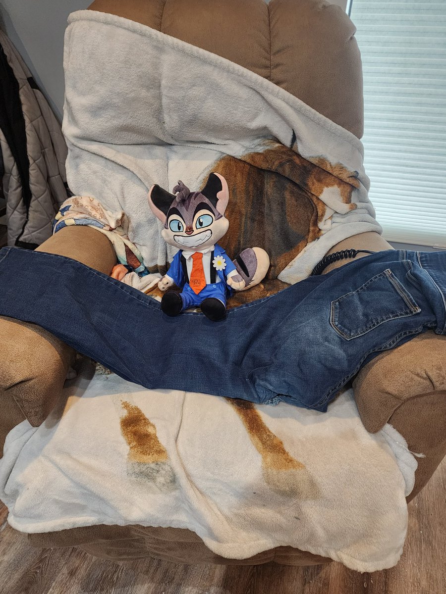CandyColorWolf's tweet image. Me, a fool, a downright idiot, if you will: "Oh dang, I forgot these jeans had a hole in them. I'd better throw them ou-"

My brain: "WAIT!! DONT YOU REMEMBER???"

Me: "Remember what?"

My brain: "... Joutfit Rocky."

Me: "... OH MY GOD"

#LackadaisyCats #rockyrickaby #lackadaisy