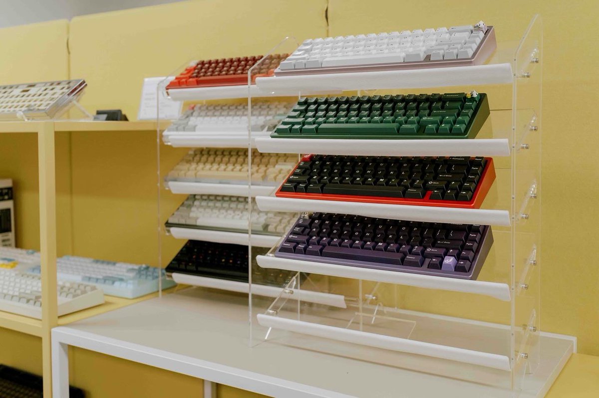 taehatypes's tweet image. Got to tour the KLC office and hang out with some OG&apos;s

Who stores their keycap sets better? LMK