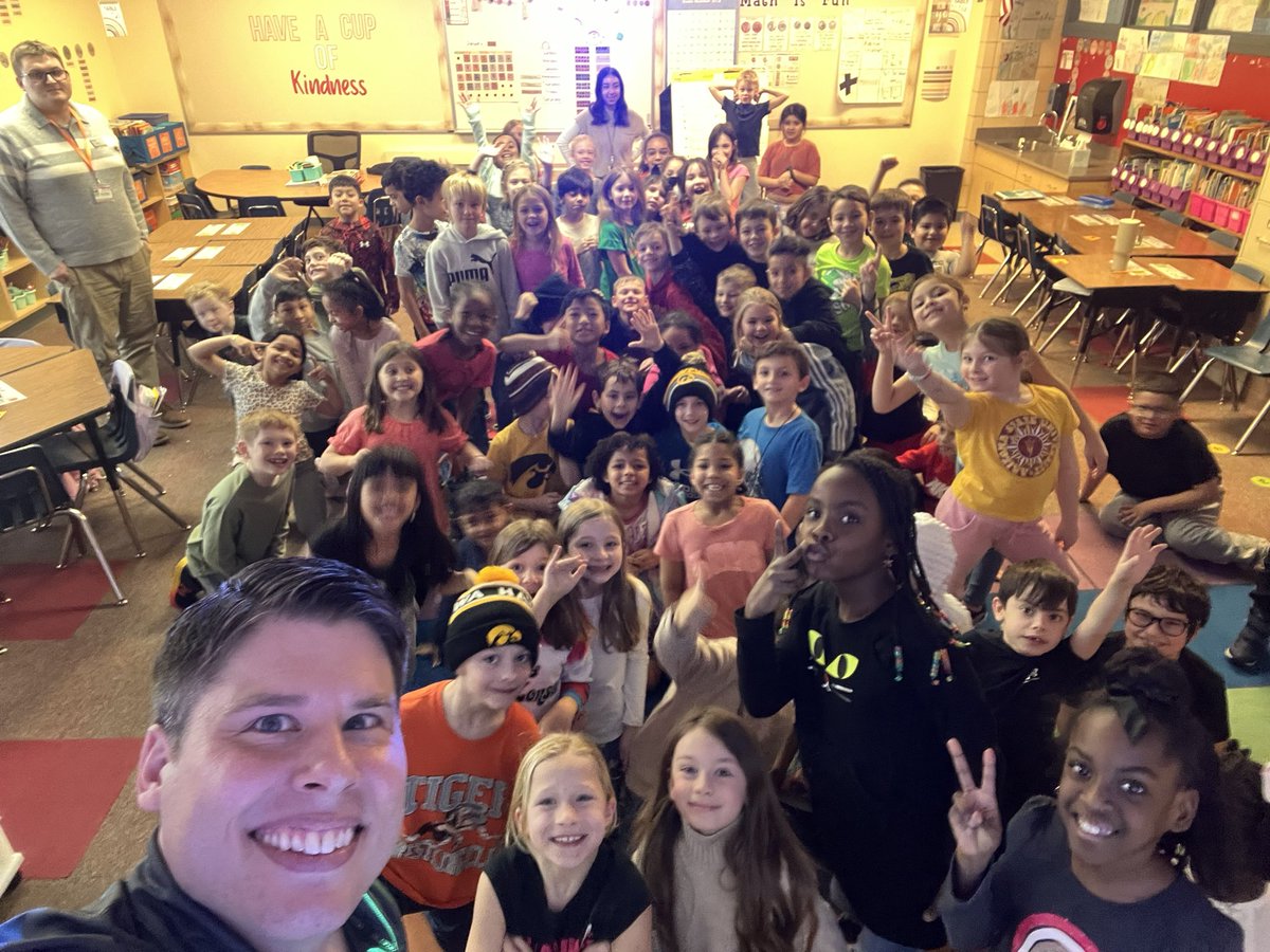 JSydejkoKCCI's tweet photo. Hung out with the 2nd graders at Western Hills Elementary in West Des Moines today! We talked severe weather, blizzards, safety plans and even had some times for questions and jokes! Thank you so much for having me!
#iowa #iawx #wdsm #desmoines https://t.co/bkk1Od0cSb