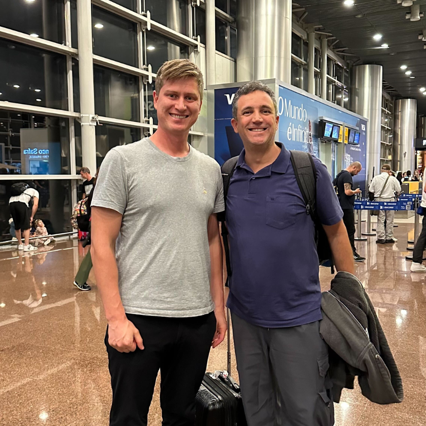 GoVanHack's tweet photo. Meet Vinicius (blue shirt), a VanHacker who was among the 126 individuals hired by SkipTheDishes through VanHack and has now established his life in Ontario with family and is about to become a Canadian Citizen. How amazing.

#WeHackTogether https://t.co/UApGDT6gsP