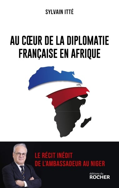 AESinfos's tweet photo. #AESinfo | #Niger 🇳🇪
La France bloque la publication d’un livre dénonçant un projet de déstabilisation du Niger

L'ex-ambassadeur de France au Niger, Sylvain Itté, a vu la publication de son ouvrage "Au cœur de la diplomatie française en Afrique" bloquée par le Quai d'Orsay. Le livre aurait révélé des informations sensibles sur le dispositif français de gestion de crise au Niger, notamment un projet de déstabilisation du régime nigérien à travers le chef rebelle touareg Rhissa Ag Boula.

Selon le Canard enchaîné, le courrier du Quai d'Orsay adressé à Sylvain Itté indique que le livre présente "plus de risques que d'avantages". Le ministère des Affaires étrangères craint que la publication de ces informations sensibles ne compromette la sécurité des Français et des partenaires de la France au Niger.

Selon des sources proches de la maison d'édition, un passage du livre aurait notamment évoqué le soutien français à Rhissa Ag Boula dans le cadre d'un projet de rébellion armée contre l'armée nigérienne. Ce projet aurait été mis en place en raison de la lenteur de l'intervention de la CEDEAO pour rétablir le président Mohamed Bazoum au pouvoir, renversé par un coup d'État en juillet 2023.
