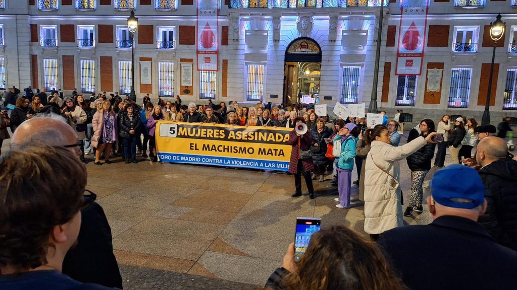 MovFemMad's tweet photo. Apenas hemos comenzado enero y ya 5 mujeres han sido asesinadas por violencia machista.
En la imagen concentración en Sol hoy por el derecho a una vida sin agresiones machistas. Convoca el @ForoMadrid25N
 #MujeresEnLuchaMFM #TodasASol https://t.co/sNr7rdw3o1