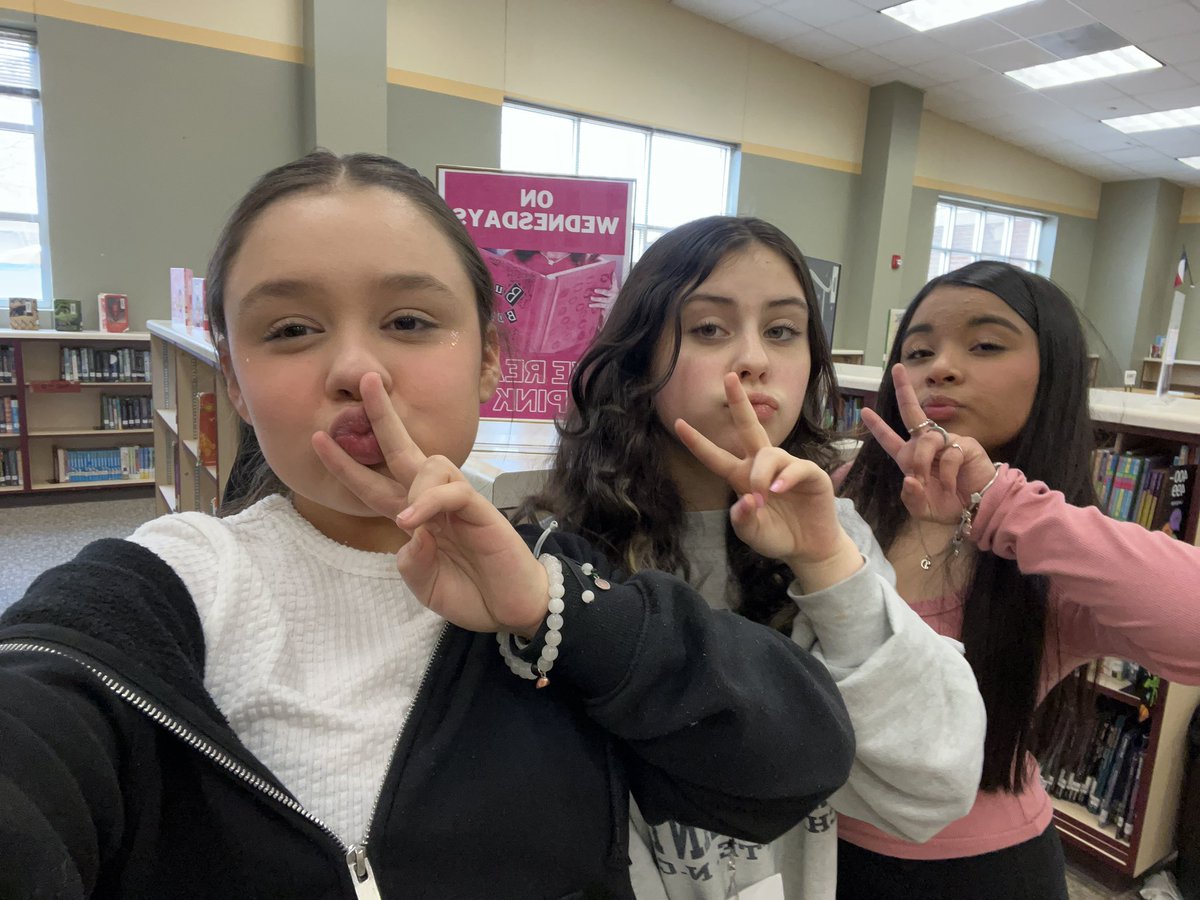 rachaelreads_'s tweet photo. #LibraryShelfieDay you say? #middleschoollibrary #libraryambassadors https://t.co/UMDHxlRXVF
