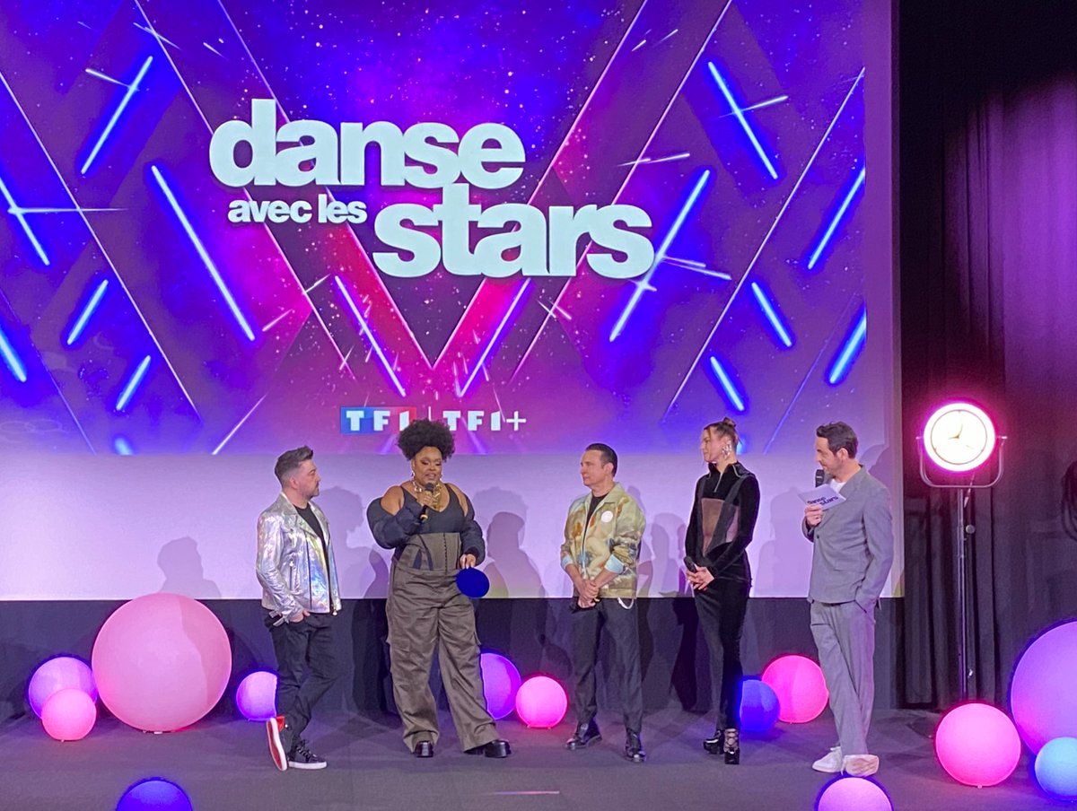 Le jury de #DALS et <a href="/CamilleCombal/">Camille Combal</a>. - « Retour aux fondamentaux » annonce TF1
- 10 semaines de compétition 
- Pas d’éliminés lors des deux premiers primes.
- Nicolas Archambault nouveau danseur / Mel Charlot jurée 
- Mécanique + simple
- Nouveau plateau
- Retour des pancartes !