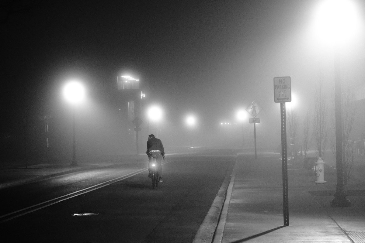 Ciclista en la niebla #fujilove #myfujifilmlegacy #streetphotography #blackandwhitephoto #fog #cyclist #bycicle