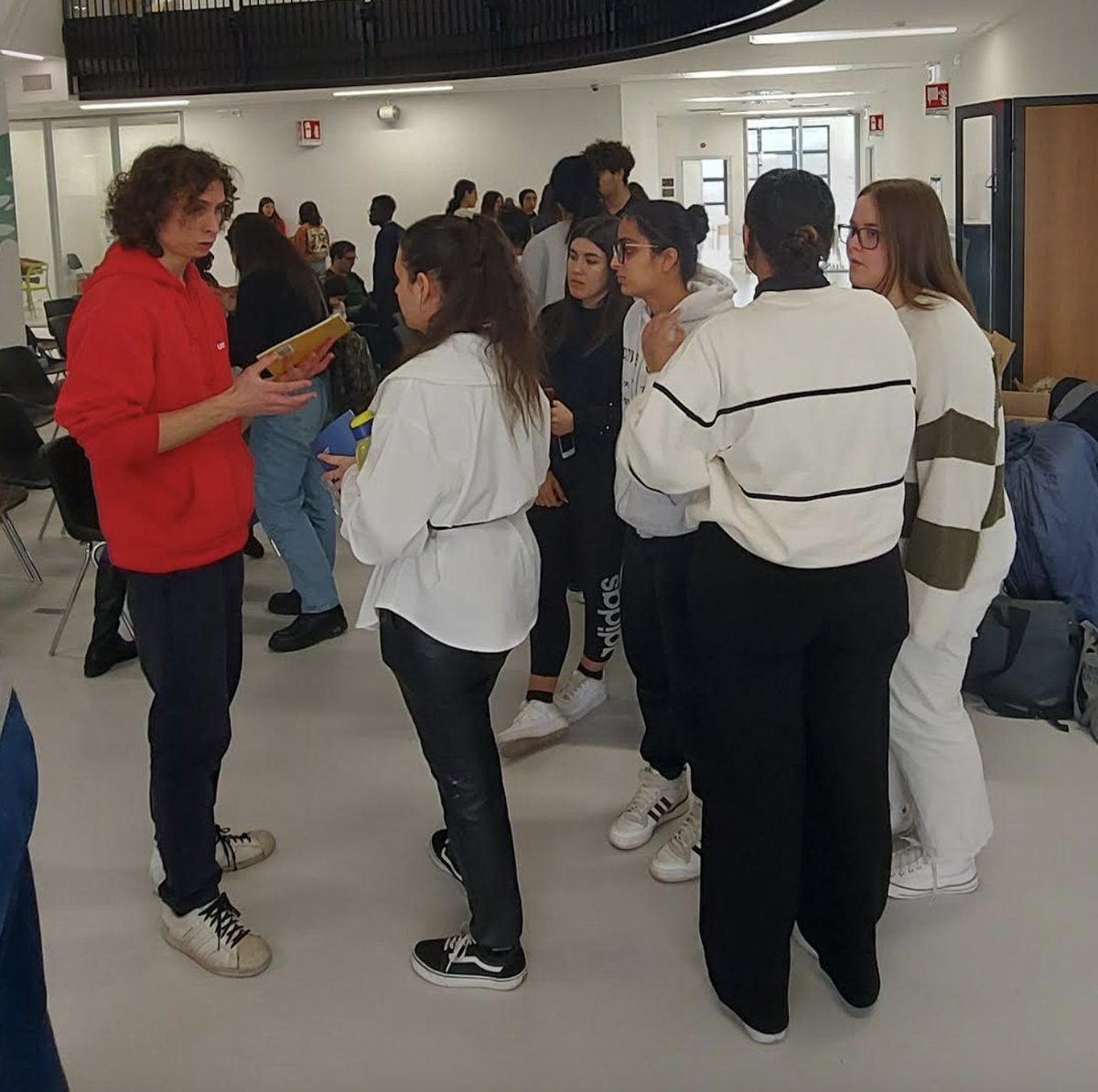ItetMantegna's tweet photo. Oggi le classi quarte e quinte dell'istituto hanno incontrato gli orientatori dell'Università di Trento che hanno presentato l'offerta formativa del loro ateneo. 
#unitn #università #orientamentoscolastico
https://t.co/diKZH4oHSS https://t.co/WvX9OBUADa