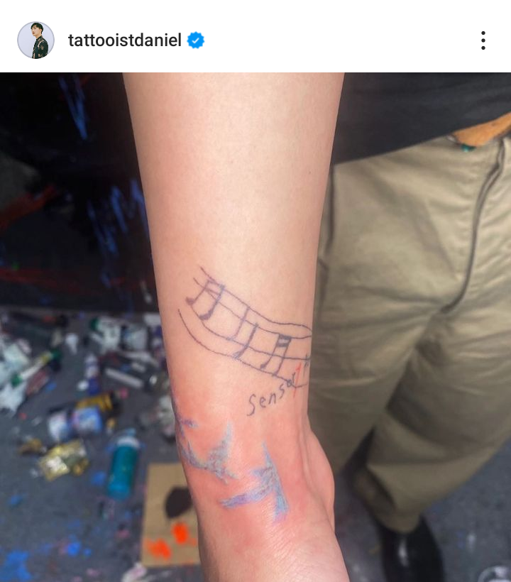 miika_SJYesung's tweet photo. Feliz Aniversario #Sensory_Flows !!! 🥳🎂🎶
Para Yeyé debe ser su orgullo, lo lleva tatuado en la piel 🎼🎵

#Small_Things https://t.co/Dn46lfdQo8
Visita sus canciones siempre que puedas, significan mucho para él 🥰

#YESUNG #예성 
#SUPERJUNIOR #슈퍼주니어 https://t.co/R7Dy7HAL0w