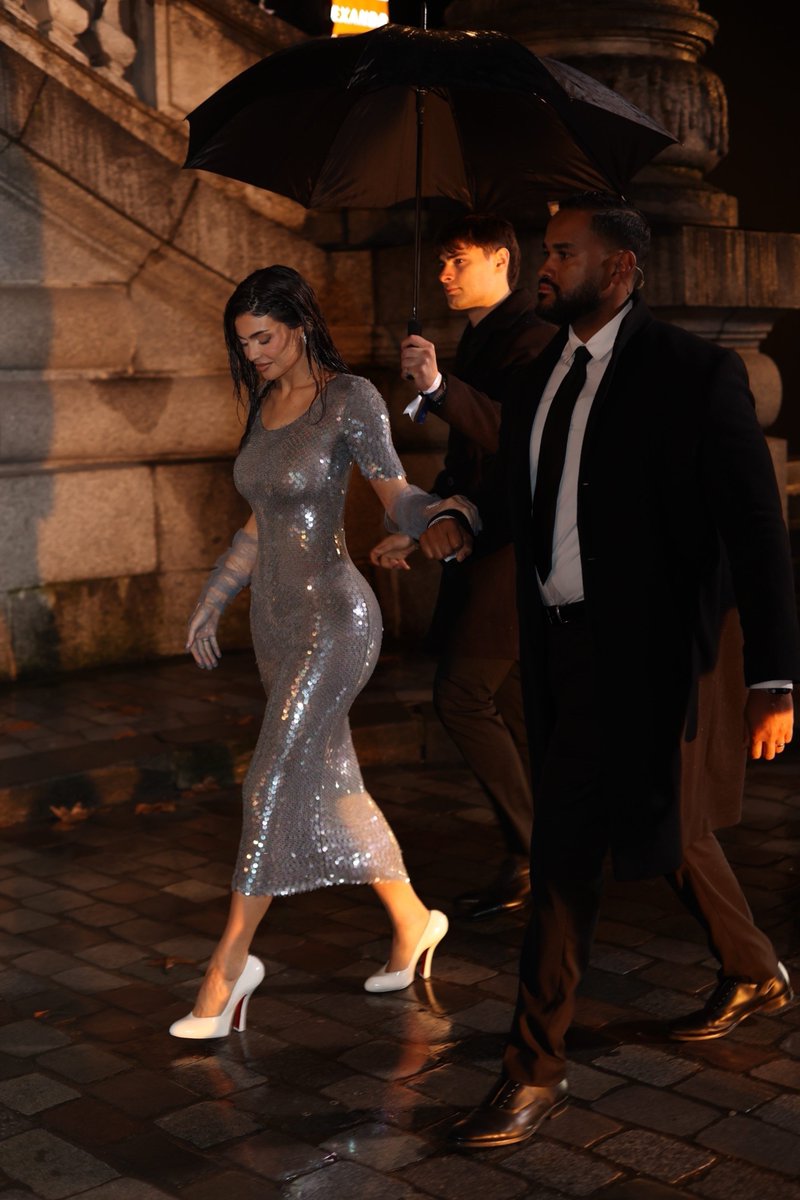 popcultureshub's tweet photo. Kylie Jenner in Paris. https://t.co/G9F0lizW91