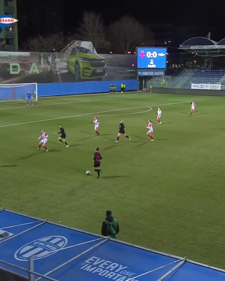 👀 Big ooof from the Slavia keeper to allow Brann the lead!Watch LIVE 📺  Watch highlights on YouTube 👉  #UWCLonDAZN #NewDealforWomensFootball