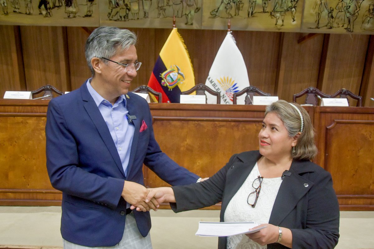 DrCamiloSalinas's tweet photo. En el Auditorio José Mejía Lequerica de la @AsambleaEcuador, convoqué a una 𝐌𝐞𝐬𝐚 𝐓𝐞́𝐜𝐧𝐢𝐜𝐚 𝐝𝐞 𝐓𝐫𝐚𝐛𝐚𝐣𝐨 muy productiva. Escuchamos las propuestas de 𝐠𝐫𝐞𝐦𝐢𝐨𝐬, 𝐚𝐬𝐨𝐜𝐢𝐚𝐜𝐢𝐨𝐧𝐞𝐬 𝐲 𝐜𝐨𝐥𝐞𝐜𝐭𝐢𝐯𝐨𝐬 𝐝𝐞 𝐬𝐞𝐫𝐯𝐢𝐝𝐨𝐫𝐞𝐬, 𝐭𝐫𝐚𝐛𝐚𝐣𝐚𝐝𝐨𝐫𝐞𝐬 𝐲 𝐩𝐫𝐨𝐟𝐞𝐬𝐢𝐨𝐧𝐚𝐥𝐞𝐬 𝐝𝐞 𝐥𝐚 𝐒𝐚𝐥𝐮𝐝 en Ecuador. 🏥💼

Este encuentro nos permite recopilar aportes que serán cotejados y unificados para elaborar la propuesta de 𝐫𝐞𝐟𝐨𝐫𝐦𝐚 𝐚 𝐥𝐚 𝐋𝐞𝐲 𝐎𝐫𝐠𝐚́𝐧𝐢𝐜𝐚 𝐝𝐞 𝐂𝐚𝐫𝐫𝐞𝐫𝐚 𝐒𝐚𝐧𝐢𝐭𝐚𝐫𝐢𝐚. Mi compromiso es llevar adelante sus pedidos y necesidades en la @DerechoSaludAN. Juntos, trabajaremos por un sistema de salud más equitativo y justo para todos. 💪🤝 #Salud #LeyCarreraSanitaria #Trabajadores  #AsambleaNacional #Enfermeras