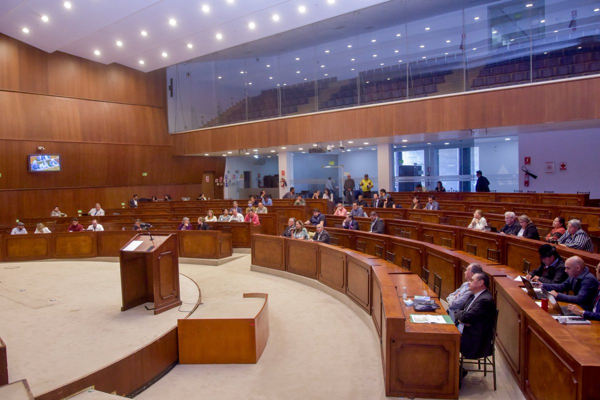 DrCamiloSalinas's tweet photo. En el Auditorio José Mejía Lequerica de la @AsambleaEcuador, convoqué a una 𝐌𝐞𝐬𝐚 𝐓𝐞́𝐜𝐧𝐢𝐜𝐚 𝐝𝐞 𝐓𝐫𝐚𝐛𝐚𝐣𝐨 muy productiva. Escuchamos las propuestas de 𝐠𝐫𝐞𝐦𝐢𝐨𝐬, 𝐚𝐬𝐨𝐜𝐢𝐚𝐜𝐢𝐨𝐧𝐞𝐬 𝐲 𝐜𝐨𝐥𝐞𝐜𝐭𝐢𝐯𝐨𝐬 𝐝𝐞 𝐬𝐞𝐫𝐯𝐢𝐝𝐨𝐫𝐞𝐬, 𝐭𝐫𝐚𝐛𝐚𝐣𝐚𝐝𝐨𝐫𝐞𝐬 𝐲 𝐩𝐫𝐨𝐟𝐞𝐬𝐢𝐨𝐧𝐚𝐥𝐞𝐬 𝐝𝐞 𝐥𝐚 𝐒𝐚𝐥𝐮𝐝 en Ecuador. 🏥💼

Este encuentro nos permite recopilar aportes que serán cotejados y unificados para elaborar la propuesta de 𝐫𝐞𝐟𝐨𝐫𝐦𝐚 𝐚 𝐥𝐚 𝐋𝐞𝐲 𝐎𝐫𝐠𝐚́𝐧𝐢𝐜𝐚 𝐝𝐞 𝐂𝐚𝐫𝐫𝐞𝐫𝐚 𝐒𝐚𝐧𝐢𝐭𝐚𝐫𝐢𝐚. Mi compromiso es llevar adelante sus pedidos y necesidades en la @DerechoSaludAN. Juntos, trabajaremos por un sistema de salud más equitativo y justo para todos. 💪🤝 #Salud #LeyCarreraSanitaria #Trabajadores  #AsambleaNacional #Enfermeras