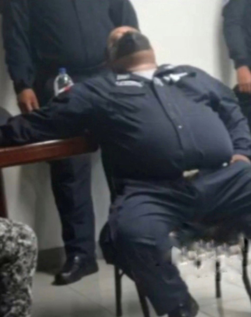 Vida para q no se acabe... Compa subcomisionado durmiendo en horas laborables