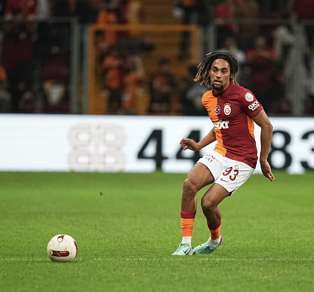 Sacha Boey Galatasaray'da İnanılmaz bir gelişim gösterdi ve çıkan haberler doğruysa hakettiği yerlerden biri olan Bayern Münih'e gitti yolun açık olsun aslanım asla unutulmayacaksın 🦁💛♥️