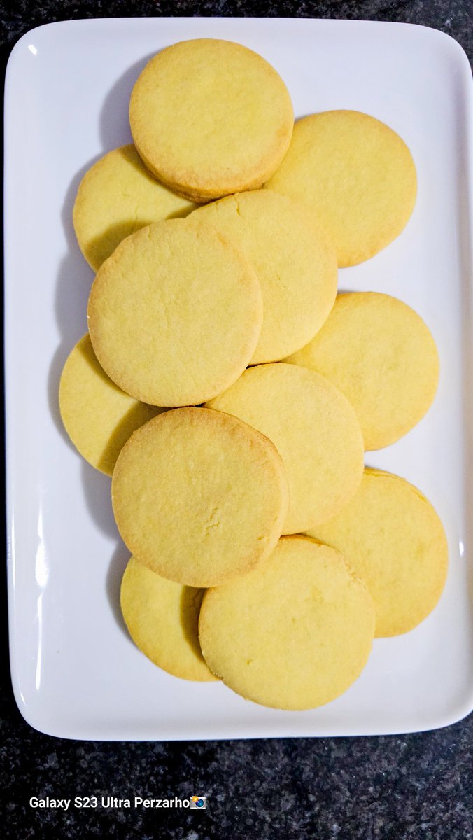 Perzarhos's tweet image. BISCUITS RECIPE

INGREDIENTS:
1 500g butter
7 cups of flour
1 cup of corn flour
1 cup of castor/ Icing sugar

METHOD:
Whisk butter and castor sugar together.
Sift flour and make a soft dough. If dough is sticky add little flour to the dough and take a small piece of the dough cut…