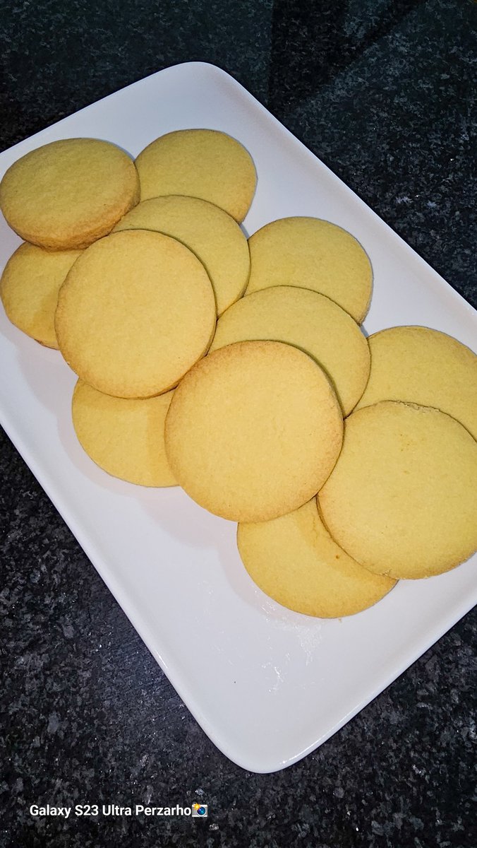 Perzarhos's tweet image. BISCUITS RECIPE

INGREDIENTS:
1 500g butter
7 cups of flour
1 cup of corn flour
1 cup of castor/ Icing sugar

METHOD:
Whisk butter and castor sugar together.
Sift flour and make a soft dough. If dough is sticky add little flour to the dough and take a small piece of the dough cut…