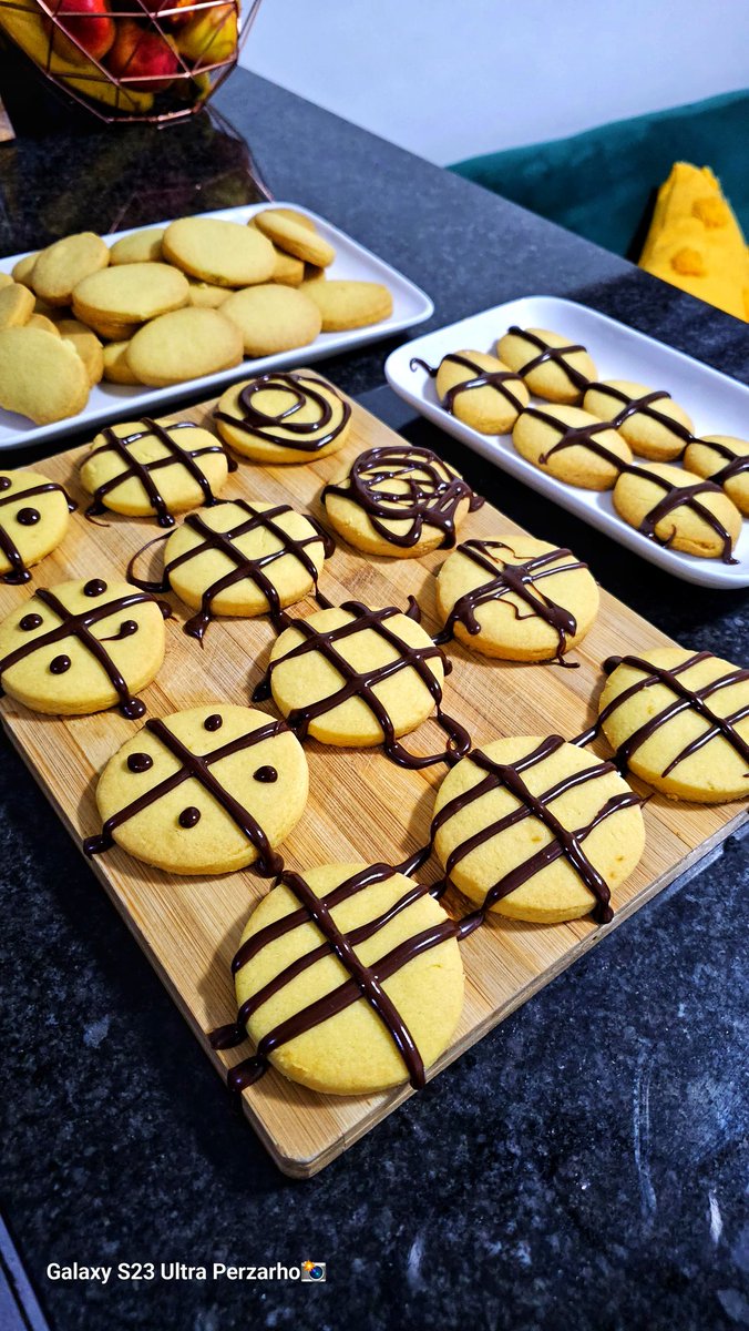 Perzarhos's tweet image. BISCUITS RECIPE

INGREDIENTS:
1 500g butter
7 cups of flour
1 cup of corn flour
1 cup of castor/ Icing sugar

METHOD:
Whisk butter and castor sugar together.
Sift flour and make a soft dough. If dough is sticky add little flour to the dough and take a small piece of the dough cut…