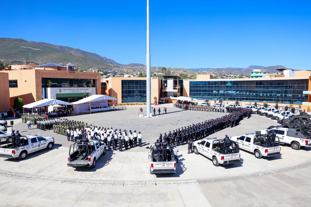 Con la presencia de los titulares de la @SEDENAmx, Luis Cresencio Sandoval  y de la @SSPCMexico, @rosaicela_, tomé protesta al General Brigadier Rolando  Solano Rivera como el nuevo titular de la Secretaría