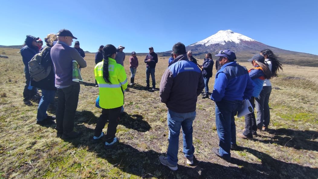 fonag's tweet photo. Inicia el proyecto Quito Flow | @aguadequito y #FONAG  recibimos a Frederic Desagneaux, @Desagneauxdiplo, Embajador de Francia en Ecuador, en una visita al Área de Conservación Hídrica (ACH) #AltoPita ⛰️

Este proyecto busca optimizar el uso de fuentes hídricas existentes mediante la evaluación de calidad del recurso y caudales, demanda de agua y costos operativos. 🌎