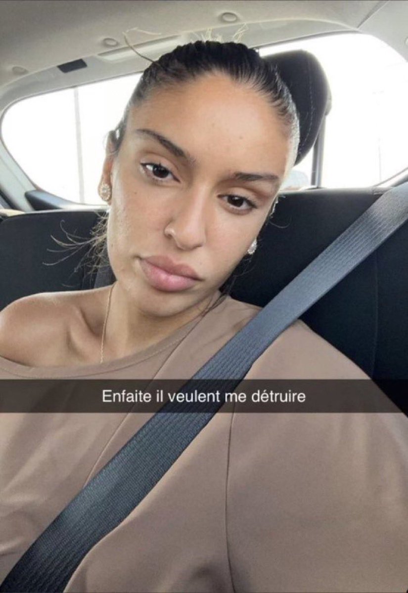 scoumoun's tweet photo. j’me disais c’est quoi ce bruit de pluie dans le bus et enft ct le crackhead qui faisait pipi sur mes chaussures https://t.co/7pQQfxww9I