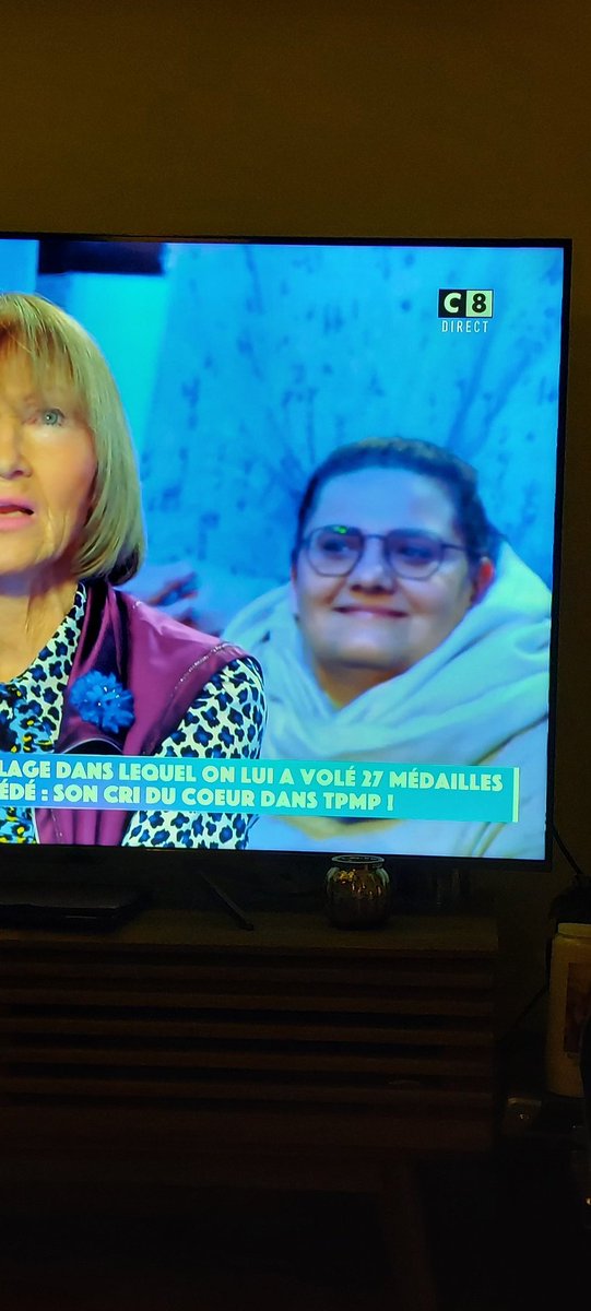 ChelmiDoussart's tweet photo. @TPMP Si elle pouvait arrêter de rire la grosse derrière !!! https://t.co/dT5C9sTvzu