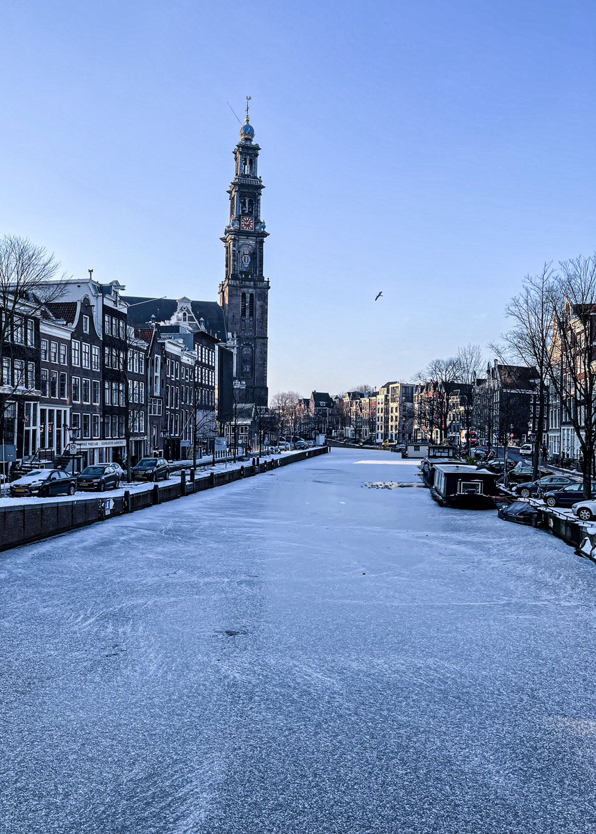 Amsterdam when it is frozen ❄️🏡 #amsterdam #iamsterdam #frozencanals More pics 👉🏻 @arden_nl 🎥