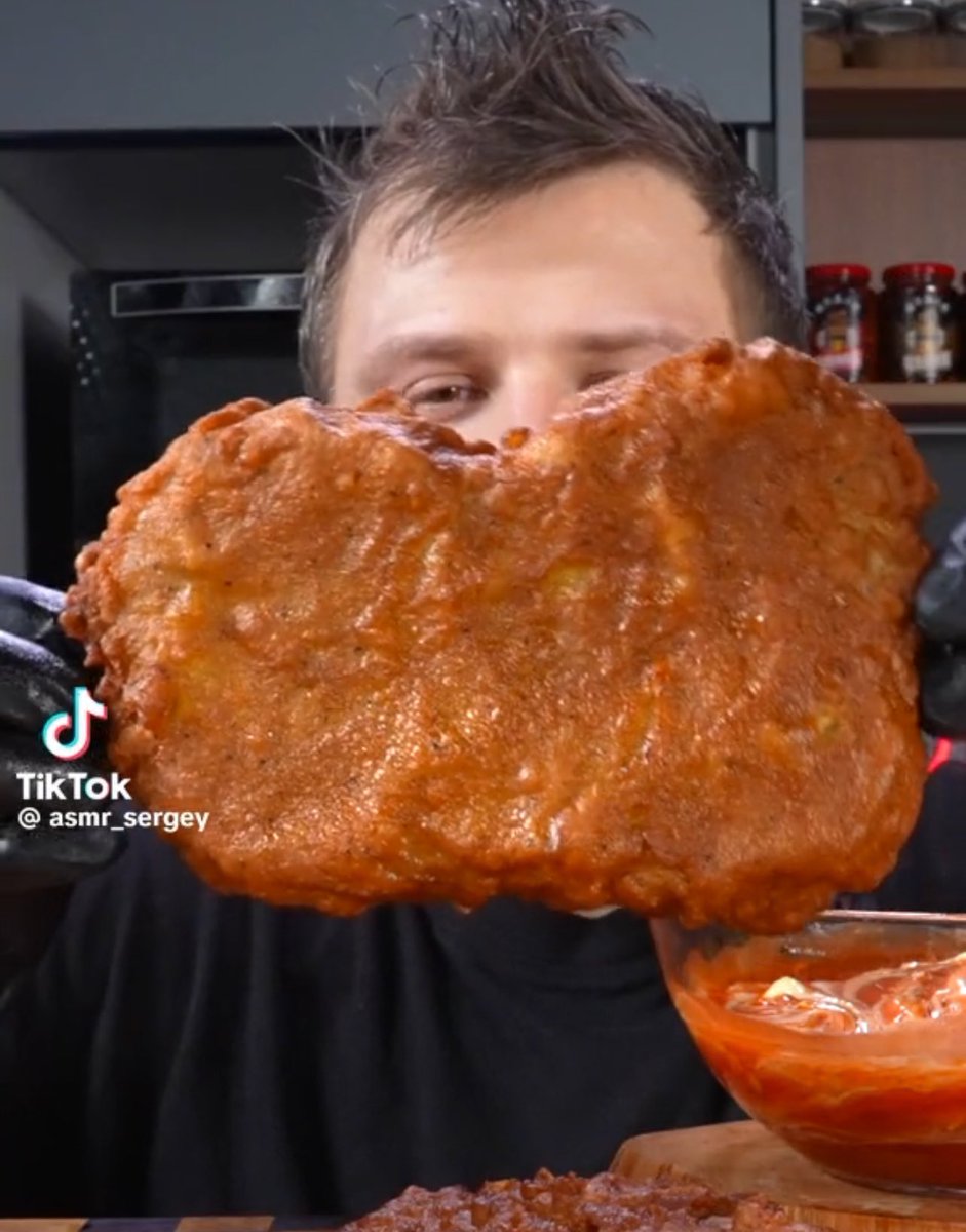 outaaaoa's tweet image. thread of the clock app people eating giant versions of foods
sweet and savory