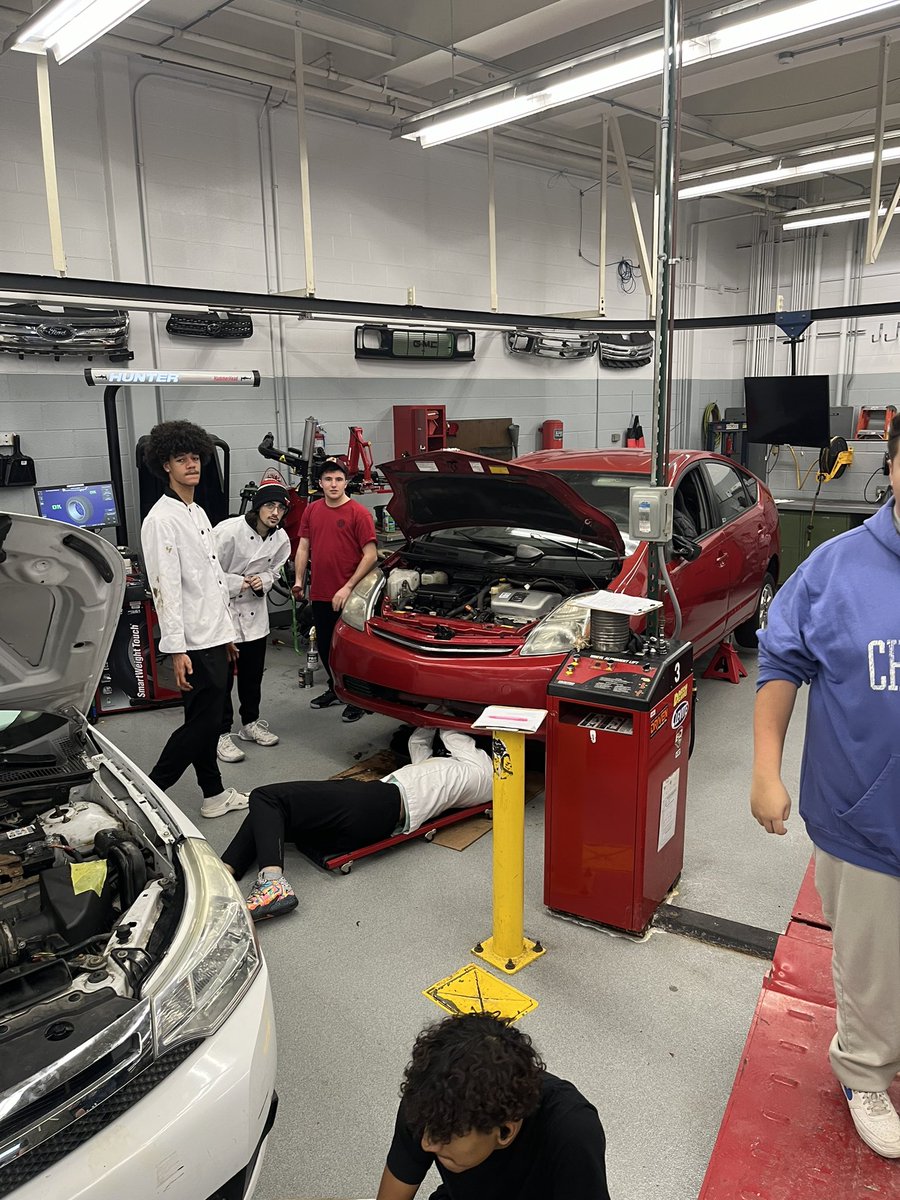 #leydenpride Autos 1 doing oil changes!