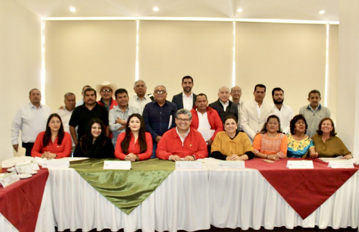 PRIOaxaca_'s tweet photo. Reunión encabezada por el Presidente @Javier_CasiqueZ y la Secretaria General @lizconcha con los enlaces distritales del partido para coordinar las actividades internas que logren nuestros objetivos este 2024.

En el PRI trabajamos con entrega por México y Oaxaca.

#ADarleConTodo https://t.co/UtbwIQGyV9