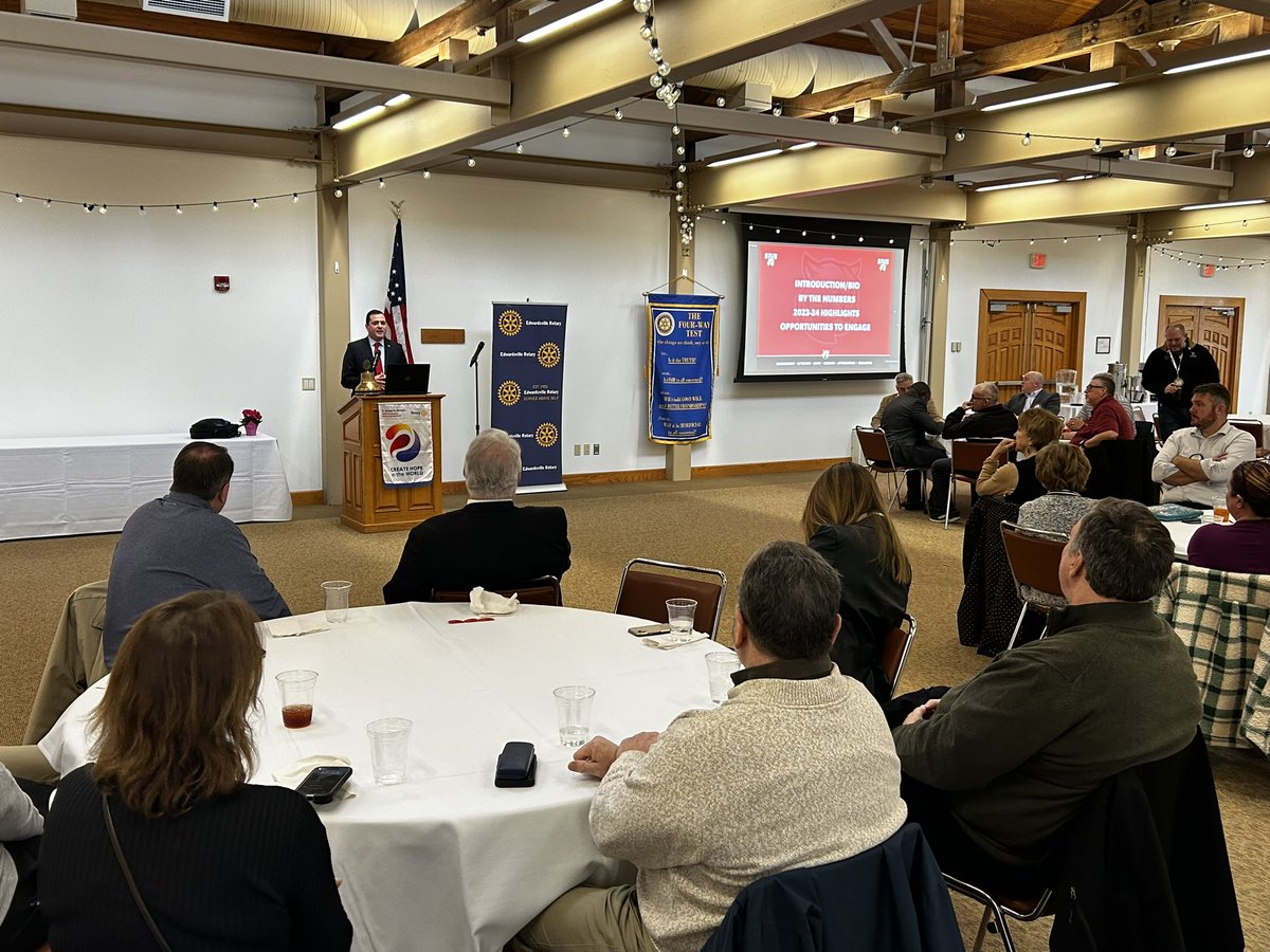 AndrewGavinAD's tweet image. Enjoyed the opportunity to speak to the Edwardsville Rotary today about SIUE Athletics! 
#CommitmentToCommunity 
#MetroEastDI
