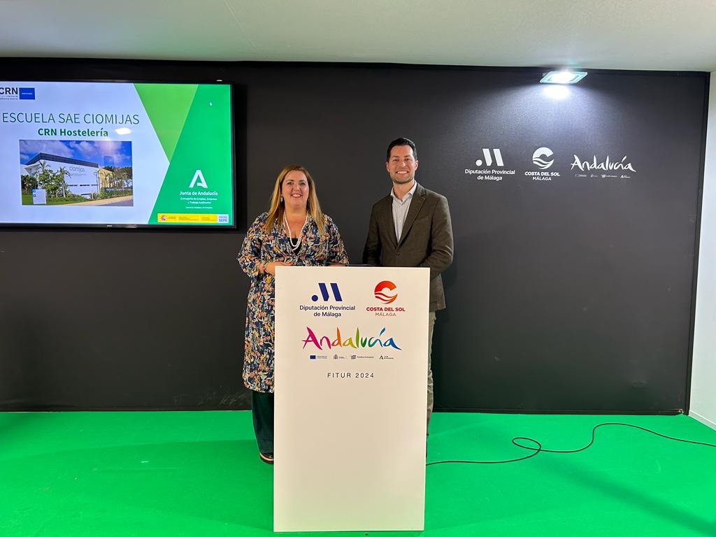 MalagaJuntaEE's tweet photo. Provechosa jornada en #FITUR2024. Raquel Hidalgo @Talent_MC presenta el #CIOMijas, Centro de Referencia Nacional de Alojamiento, Restauración y Juegos de azar y Escuela @SAEmpleo, que este año cuenta con una programación de 27 acciones formativas para 405 personas. #Formación https://t.co/SCpwSUCV5v