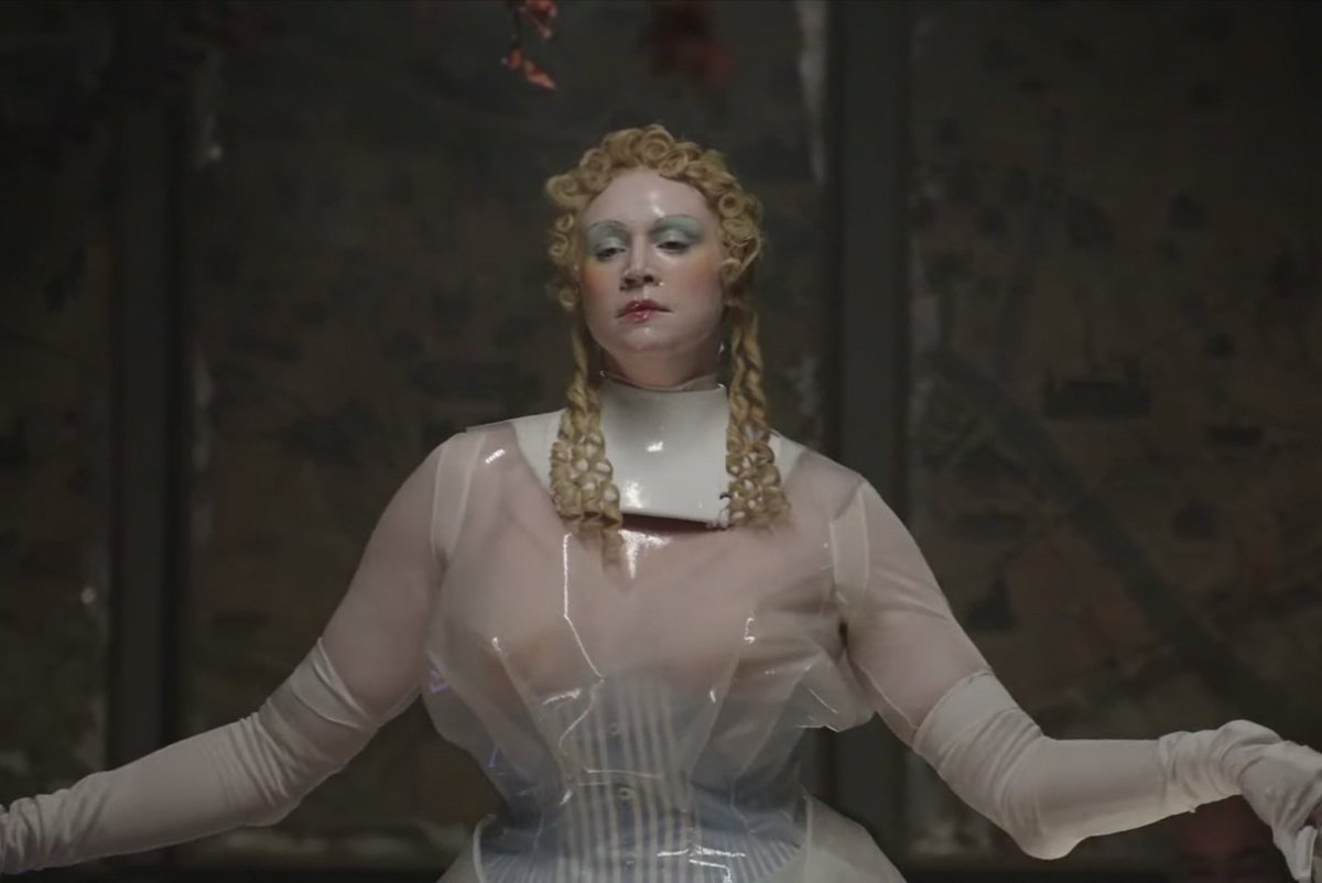 peressguilherm's tweet photo. Gwendoline Christie just closed Maison Margiela Couture, I'm not ok!!! https://t.co/qDU1JDbELf