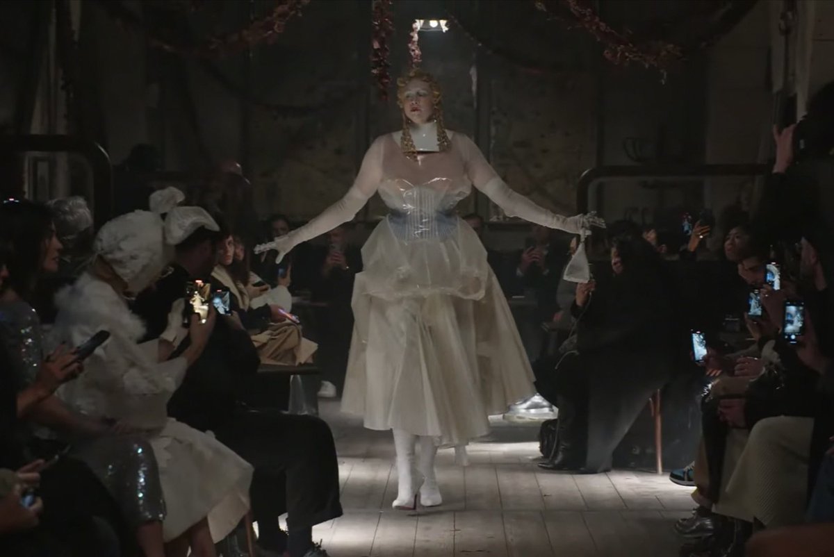 peressguilherm's tweet photo. Gwendoline Christie just closed Maison Margiela Couture, I'm not ok!!! https://t.co/qDU1JDbELf