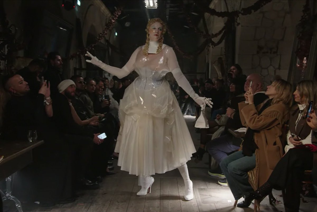 peressguilherm's tweet photo. Gwendoline Christie just closed Maison Margiela Couture, I'm not ok!!! https://t.co/qDU1JDbELf