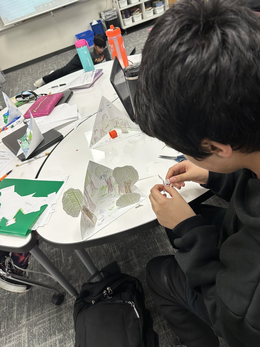 Ms_Layyyy's tweet photo. 5th graders showing their creativity skills not only in art but also in Science! Students are creating their environmental changes diagram! 🐼🐥🌱🐻🌲#Ubuntu #RobertsonU https://t.co/vH7psIJ6pA