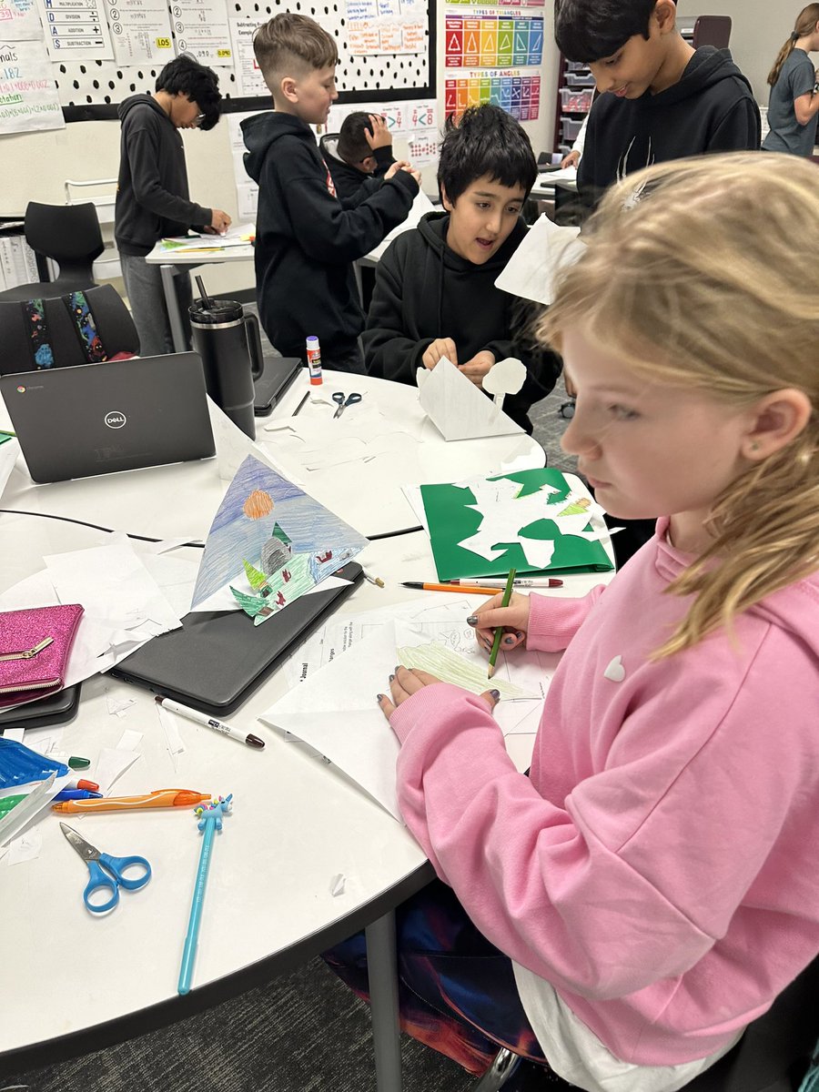 Ms_Layyyy's tweet photo. 5th graders showing their creativity skills not only in art but also in Science! Students are creating their environmental changes diagram! 🐼🐥🌱🐻🌲#Ubuntu #RobertsonU https://t.co/vH7psIJ6pA