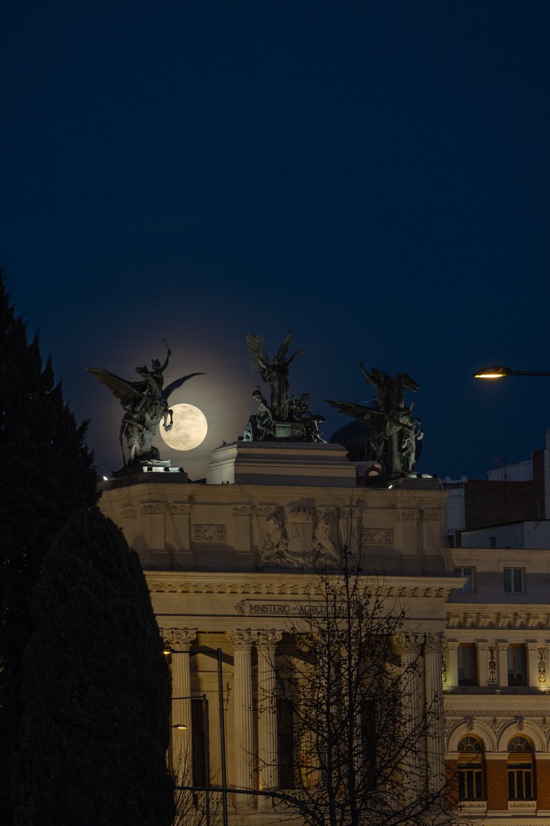 La salida de la luna llena hoy en Madrid