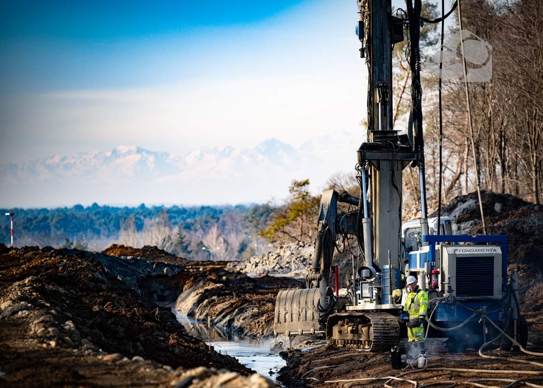 VolaMalpensa's tweet photo. Aggiornamento fotografico dal cantiere: nuovo tracciato ferroviario tra #Malpensa T2 e linea del #Sempione a Gallarate, qui siamo appena fuori dal sedime #MXP oltre la #ss336 dove ci sarà la galleria a lato del motocross Ciglione
#ferrovia #mxp #avgeek
@RegLombardia @SEA_Press https://t.co/W3fOWerTsE