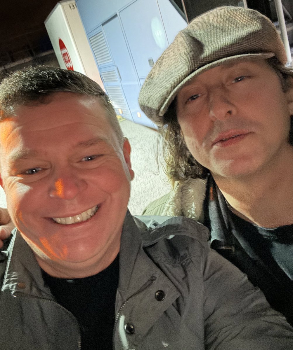 BUSAPAR3's tweet photo. The Libertines - in liverpool living the dream - iconic! #petedoherty @petedoherty #carlbarat @carlbaratmusic #JohnHassall @gdogg27 #GaryPowell #thelibertines #liverpool https://t.co/YYAaFj7FJv