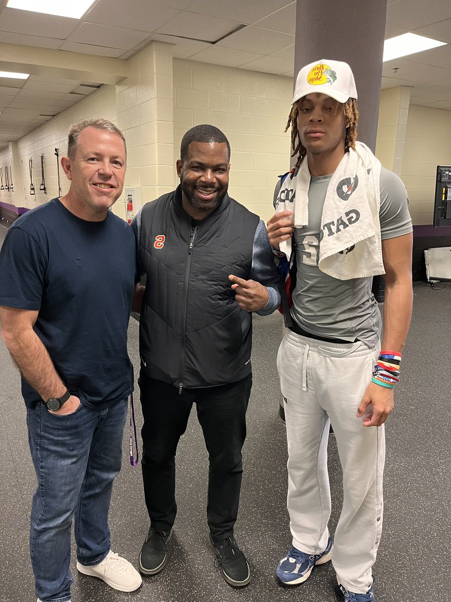 Awesome having Coach Charlton & Coach Shearer from UConn Football & Coach Nixon from Syracuse here at PRHS today to visit with 2025 QB Jared Lockhart. #RecruitPR #RecruittheRidge #collegerecruiting @lockhartjared1 @Dabigman41 @prhs_athletics @AGHoulihan @PorterRidgeHSNC