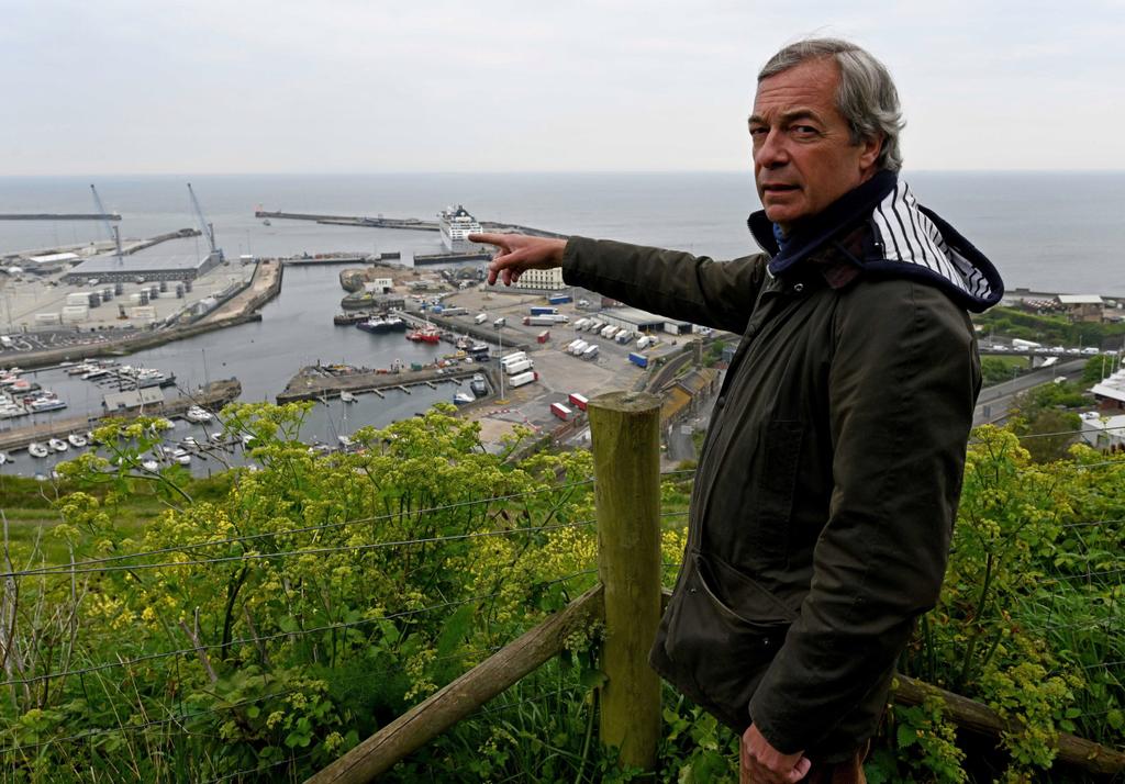 DachshundColin's tweet image. "See that 14 hour queue? That's my fault."