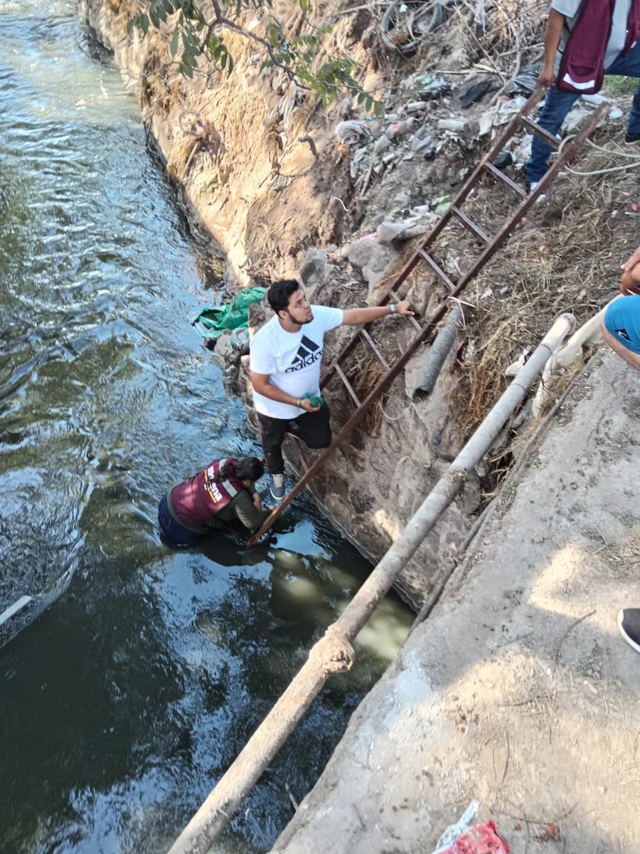 #UnidosSomosMás Integrantes de Policía Municipal, brindaron ayuda a una mujer♀️que resbaló al canal de riego en la comunidad La Zahúrda. 1/2