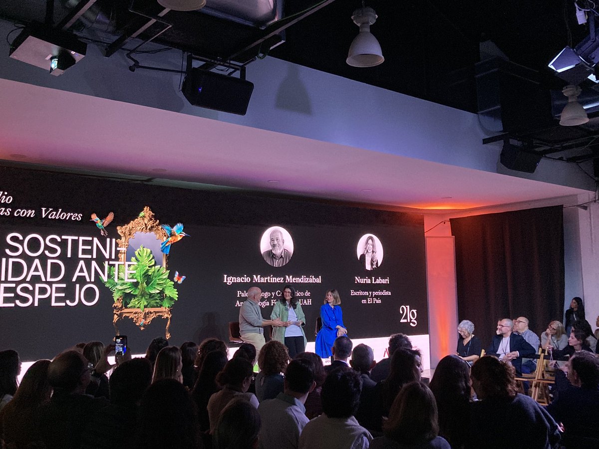 El paleontólogo Ignacio Martínez Mendizábal (<a href="/NachoMartinezM3/">Nacho Martinez Mendizabal</a>) y la periodista Nuria Labari (<a href="/nuria_labari/">Nuria Labari</a>) charlan sobre el poder transformador de la cultura y la belleza.