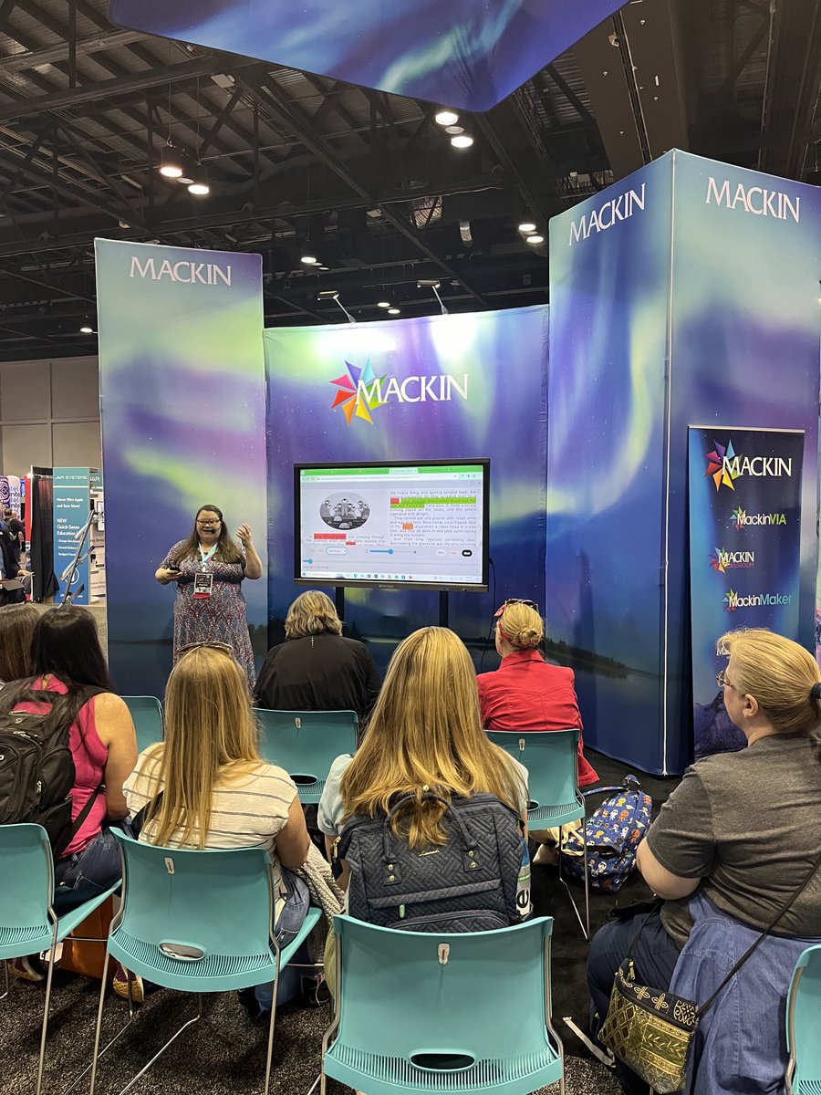A full house for our very own <a href="/LibraryJourney/">Whitney Jones, MLS</a> as she demos #MackinVIA! 🖥️ #FETC #Booth2624