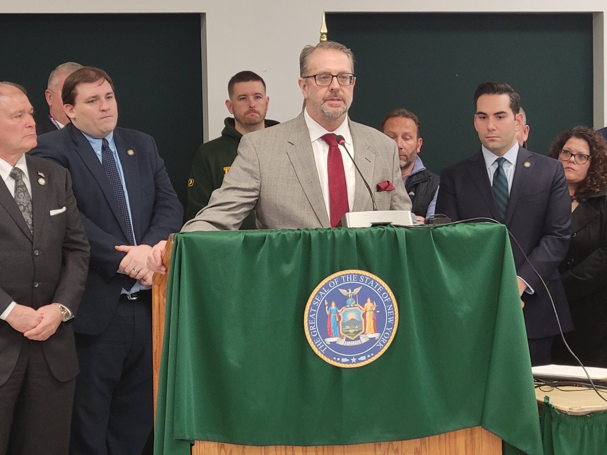 NYS_AM's tweet photo. Earlier today, Assemblyman @DougSmithNY and Assembly Republicans joined parents, teachers, superintendents &amp; administrators to call on Gov. Hochul to restore proposed Foundation Aid cuts to Long Island schools. https://t.co/qE7tuu7vaE