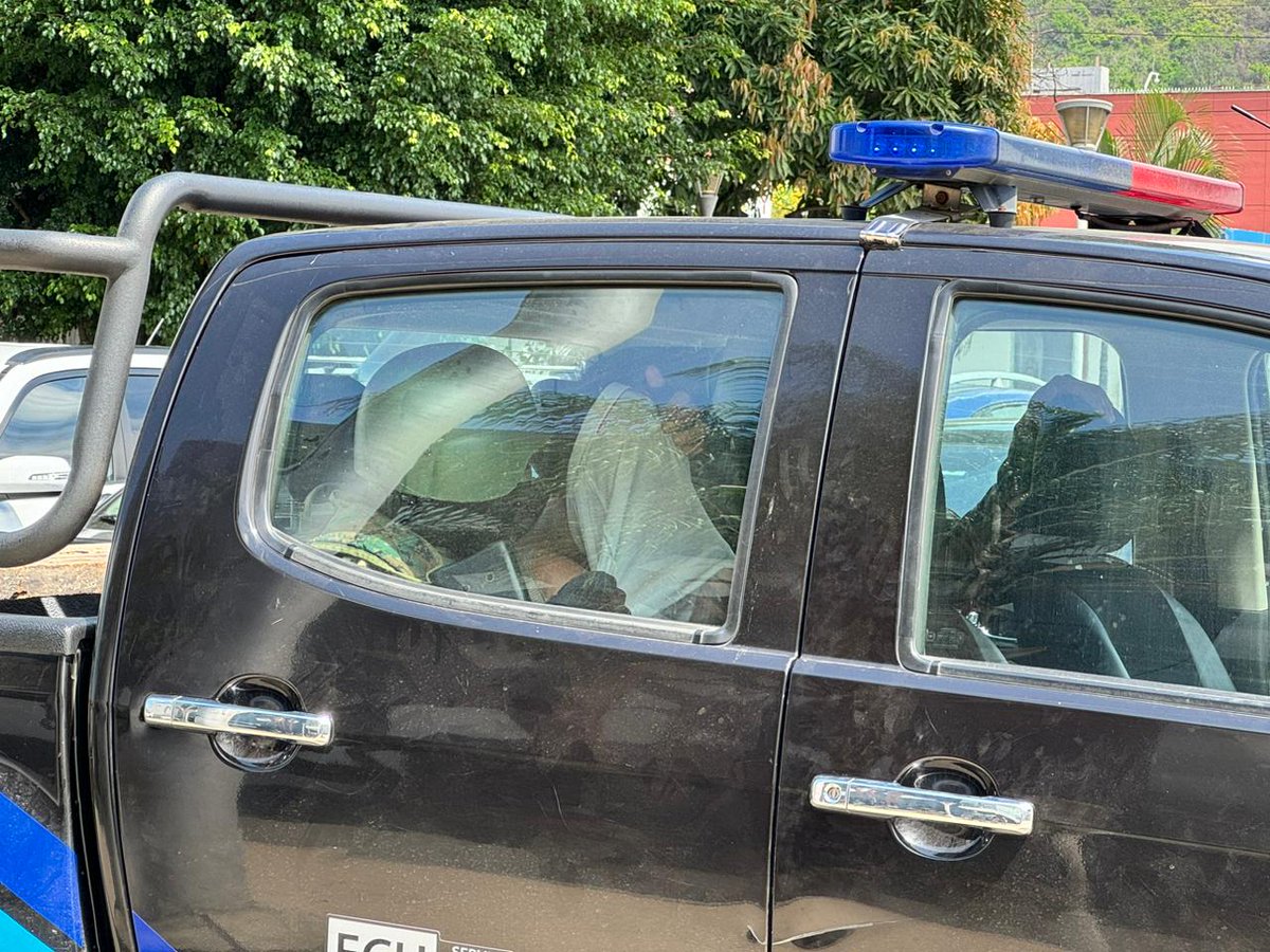 FFAAECUADOR's tweet photo. ACTUALIZACIÓN|

Jeremy Z. alias “Frenillo” uno de los cabecillas de la organización terrorista “MAFIA 18”, fue aprehendido tras un despliegue militar en la ciudad de #Guayaquil, este se encuentra a órdenes de la autoridad competente para los trámites legales. https://t.co/8eYLEkLL8S