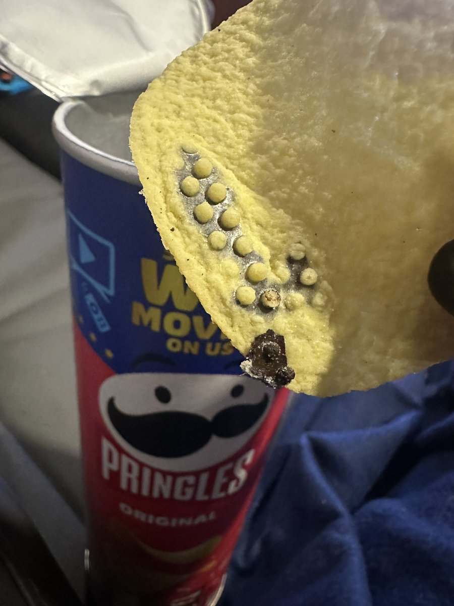 SofiaMC92's tweet photo. @Pringles_ES hola que tal??? Alguien me explica que es esto? Estar comiendo, ir a por la siguiente y que salga así… AYUDA! https://t.co/x8e5a6679w