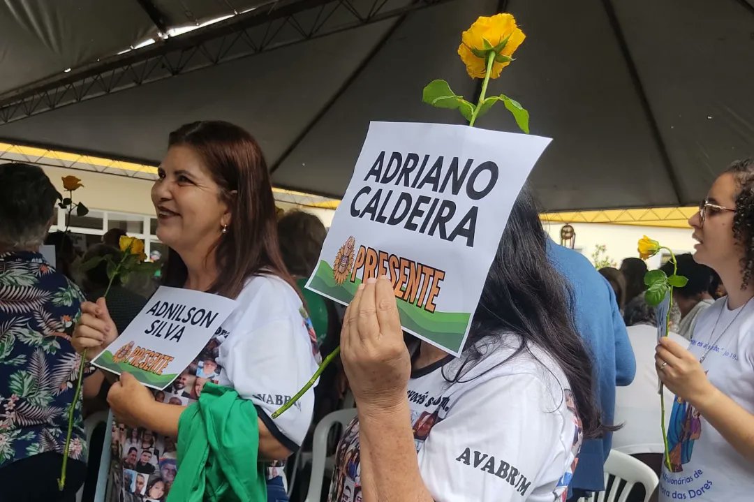 CaritasMG's tweet photo. Há 5 anos, o rompimento da barragem em Brumadinho vitimou 272 pessoas e deixou marcas profundas. Hoje (25), romeiros rezaram pelas vítimas, pelas comunidades atingidas e por justiça. Em seguida, caminharam até o letreiro da cidade, onde se encontraram com manifestantes de um ato. https://t.co/h07V3S5Aeu